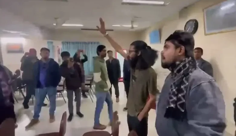 সংবাদকর্মীদের তালা মেরে আগুন দেওয়ার হুমকি এনসিপির দুই নেতার